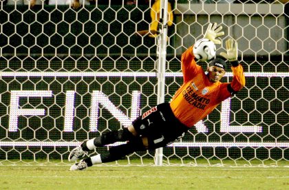 Calero, que lleva siete temporadas con el Pachuca, volvió a surgir en los momentos decisivos y más cuando en la serie de penaltis le paró a Donovan el quinto lanzamiento de Estados Unidos.