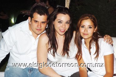 20082007
Pepe Hernández, Roxana Camacho y Shelssea Arroyo, en una fiesta de cumpleaños.