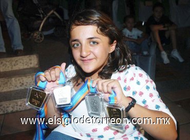 26082007
A su llegada a Torreón, la nadadora Nadia Porras Izquierdo disfrutó de una alegre recepción.