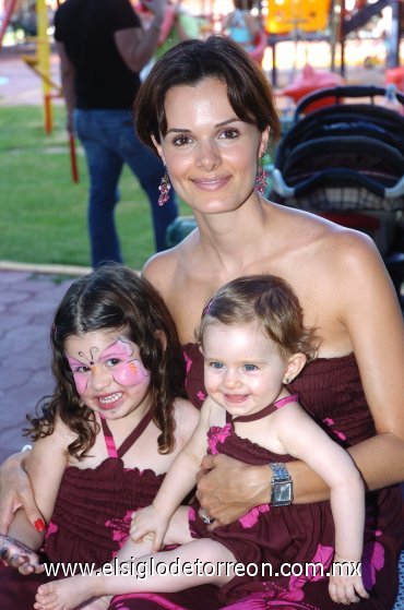 19082007
Cecilia Monterrubio acompañada de sus hijas Paula y Andrea Sada.