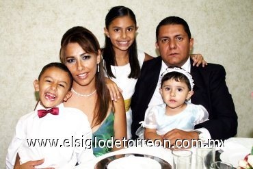 19082007
Rafael Sáenz Gutiérrez y Alejandra Buenrostro de Sáenz con sus hijos Alejandra, Alexia y Rafael Sáenz Buenrostro.