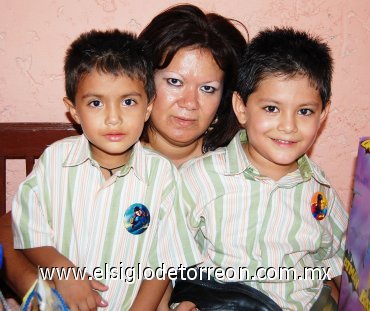 23082007
Francisco Gerardo y Javier Salazar Rodríguez junto a su mamá, Yolanda de Salazar, el día que festejaron su cuarto y sexto cumpleaños.