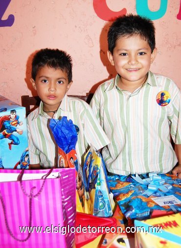 26082007
Francisco Gerardo y Javier Salazar Rodríguez fueron festejados al cumplir cuatro y seis años de edad; son hijos de Javier y Yolanda Salazar
