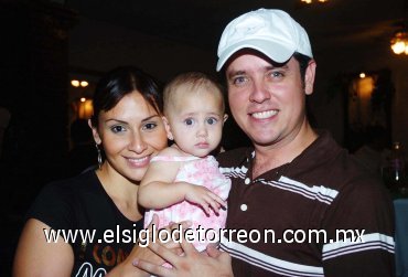 26082007
Gerardo Izquierdo García con su esposa Mónica y su hijita Regina.