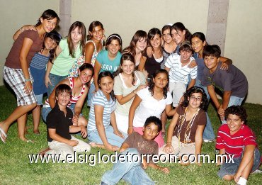 26082007
Nayibe acompañada de sus amigos.