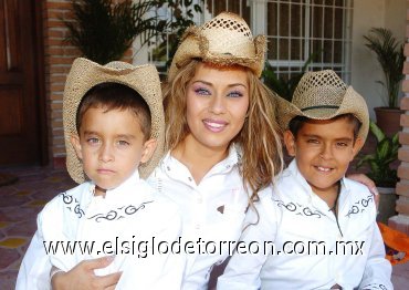 26082007
Nidia García con sus hijos Bernardo y Bryan López García.