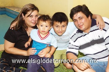 26082007
Ricardo Espino Torres junto a sus padres, César e Ivonne Espino y su hermano José Carlos, el día que festejó su segundo cumpleaños.