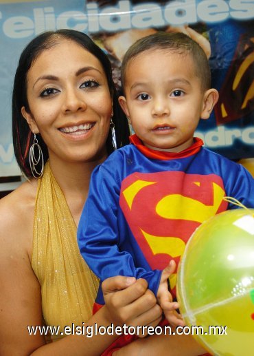 26082007
Víctor Alejandro Pinedo Sánchez junto a su mamá, Alejandra Sánchez de Pinedo, en su fiesta de cumpleaños.