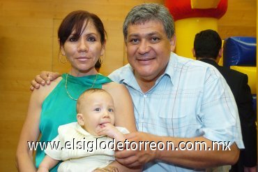 29082007
Carmen Ortega de Ganem y Eduardo Ganem Pérez con su nieto.