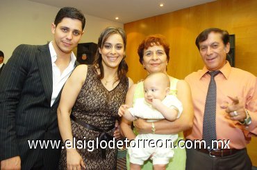 30082007
Itzel Alonso de Ganem, Aldo Ganem, Mercedes Prieto de Alonso y Salvador Alonso Reynoso junto a Said.