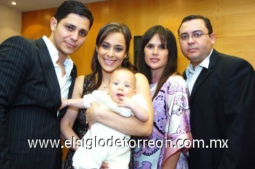 30082007
Said Ganem Alonso junto a sus padres, Itzel Alonso de Ganem y Aldo Ganem Ortega y sus padrinos, Alejandro Enríquez y Oreana de Enríquez.