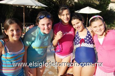 31082007
Arantza Lozada, Naima Mexsen, Victoria Mendoza, Geovana Giacomán y Frida Von Bertrab.