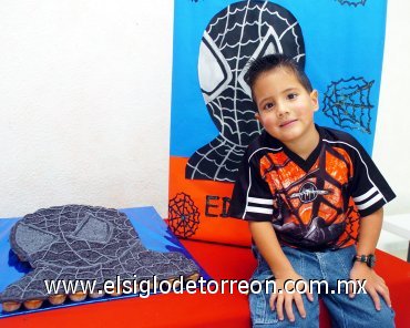 31082007
Eduardo Muñoz festejó su quinto cumpleaños, con una alegre piñata.
