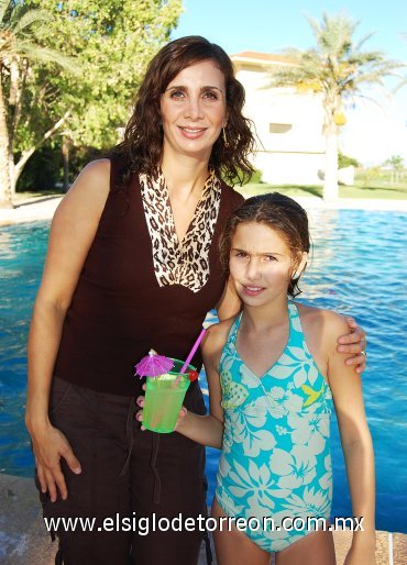 31082007
Paulina Giacomán Zarzar y su mamá Liliana de Giacomán.