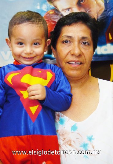 31082007
Víctor Alejandro Pinedo Sánchez junto a su abuelita, Graciela Sánchez, en su fiesta de primer cumpleaños.
