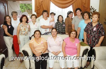 19082007
Carmen Díaz organizó un convivio para Claudia Lagunes de Muñoz, con motivo del cercano nacimiento de su bebé.