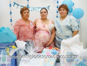 19082007
Érika Violeta Magdaleno de Sosa junto a Paula de la Cruz Díaz y Leticia Rivera, quienes le ofrecieron una fiesta para el bebé que espera.