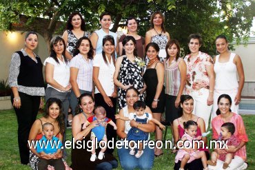 21082007
Alejandra Flores de Godoy recibió muchas felicitaciones, en la fiesta que le ofrecieron Luz María y Marcela, con motivo del cercano nacimiento de su bebé