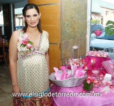 22082007
Alejandra Jaik de Estrada, en la fiesta de regalos que le ofrecieron para la bebé que espera.