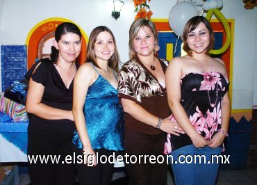 26082007
Araceli Castillo de Sánchez disfrutó de una fiesta de regalos, organizada por Margarita Castillo Ramos, María Esther Ramos de Sánchez y Verónica Sánchez de Escalante.