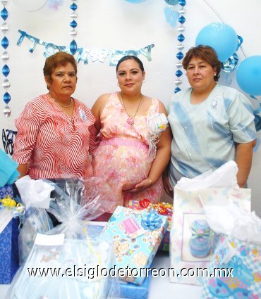 26082007
Érika Violeta Magdaleno de Sosa acompañada de Paula de la Cruz Díaz y Leticia Rivera, anfitrionas de su fiesta de regalos.