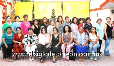 26082007
Esmeralda Medrano de Soto Bonilla, junto a algunas de las asistentes a su fiesta de canastilla.