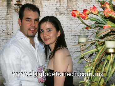 26082007
Carlos Fernando Vázquez Askins y Vanessa Alejandra Bonilla se casarán en próxima fecha, motivo por el cual disfrutaron de una despedida de solteros.