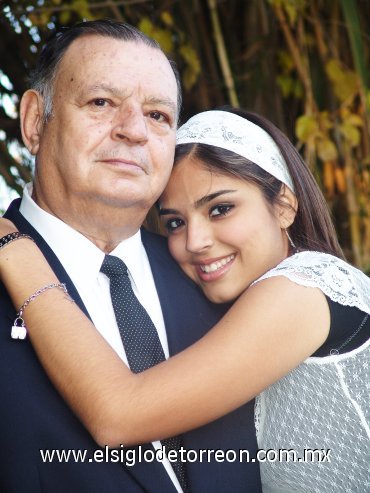 29082007
Cristy Chaúl Pacheco junto a su querido abuelito, José Pacheco, en una fotografía con motivo del Día del Abuelo.