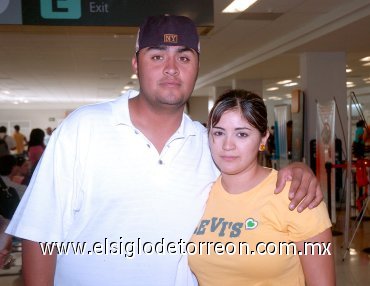 19082007
Alan Guerrero viajó a Tijuana, lo despidió Mariela Castillo.