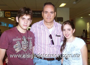 19082007
Luis Javier, Juan José y Ana Cecy Martín llegaron de la Ciudad de México.