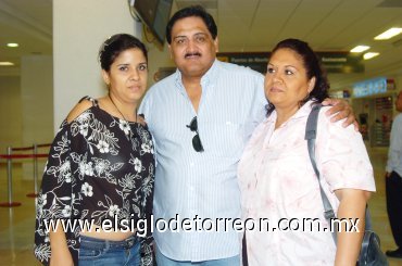 22082007
Gerardo Sánchez viajó a California, lo despidieron Amparo y Eunice Sánchez.