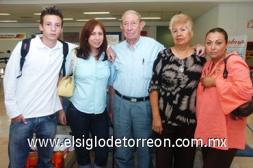 23082007
Jason y Cristina Bellut regresaron a París y fueron despedidos por familiares.