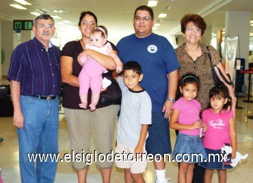24082007
La familia de la Cruz viajó a California, los despidieron José y Genoveva Boone.