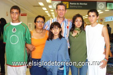 25082007
Jean Francois y Stephanie Hebben viajaron a París, los despidieron familiares.