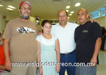 26082007
Ángel, David y Marisol Serrano viajaron a San Clemente, los despidió Salvador Serrano.