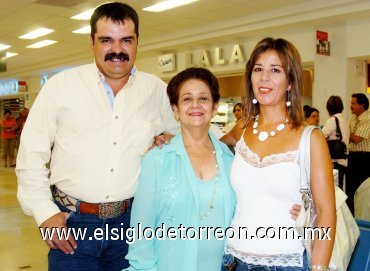 26082007
Guillermo Carstensen, Rosita de Lara y Claudia González viajaron a la Ciudad de México.