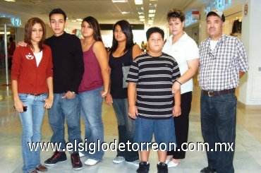 31082007
La familia Hernández López viajó con destino a Los Ángeles.