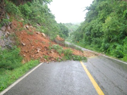 También se reportaron deslaves en la sierra, la Huasteca y la zona Otomí-Tepehua de Hidalgo y al menos 20 comunidades están parcialmente incomunicadas.