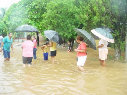 En Querétaro, donde 20 de las 30 presas de la entidad están al límite de su capacidad, el agua cubrió con un metro de altura la autopista Querétaro-Irapuato.