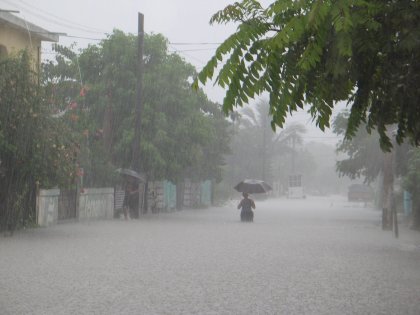 En Michoacán un río fracturó un tramo de la autopista Siglo XXI cerca de Lázaro Cárdenas,  60 casas de El Habillal y 10 de Acalpican se inundaron; hay 200 damnificados.