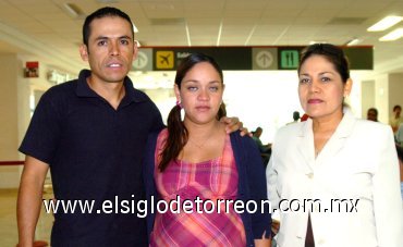03092007
Ana Santillán y Rosario Vázquez viajaron a Tijuana, las despidió Juan Méndez.