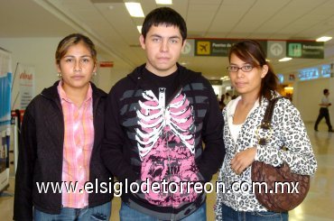03092007
Gabriela y Abraham Cruz y Emileé Sifuentes viajaron a Tijuana.