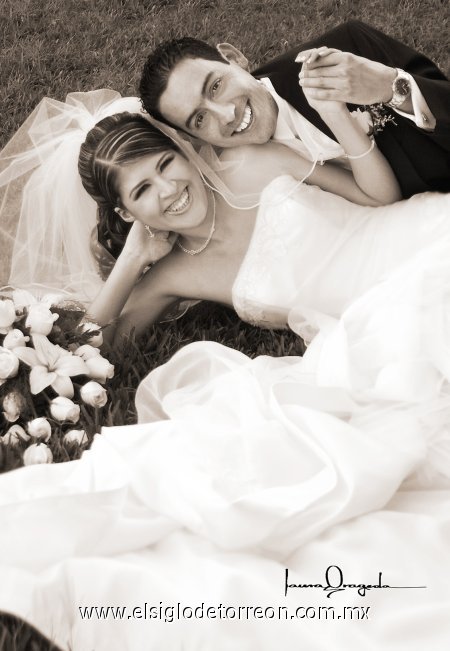 Sr. Alfonso Montellano Villarreal y Srita. Sharon Elizabeth Ávila Nájera contrajeron matrimonio, en la parroquia de La Sagrada Familia. 

Estudio Laura Grageda.