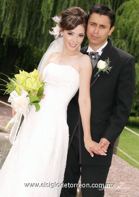 Ing. Luis Mario Caro Sifuentes y L.E.P. Blanca Natalia Acosta Peña contrajeron matrimonio en la parroquia de San Isidro Labrador el sábado 21 de julio de 2007. 

Estudio Katia Herrera.