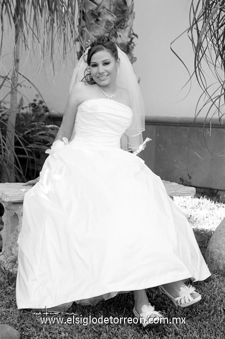 Lic. Maky Limones Olmeda, el día de su boda con el Ing. Omri Ruiz Rosales.

Estudio Carlos Maqueda.