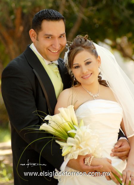 Ing. Omri Ruiz Rosales y Lic. Maky Limones Olmeda unieron su vida en sagrado matrimonio en el templo de San Pablo, el viernes diez de agosto de 2007. 

Estudio Carlos Maqueda.