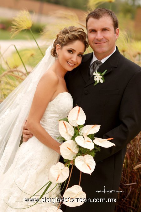 Sr. Emilio Solana Cagigas y Srita. Andrea Valencia Correa contrajeron nupcias en la parroquia de La Medalla Milagrosa, el sábado 21 de julio de 2007. 

Estudio Carlos Maqueda.