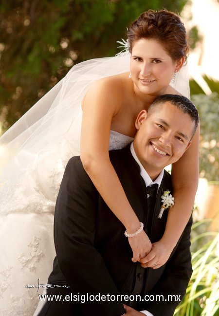 Sr. Édgar Alejandro Pineda Tovar y Srita. Esmeralda Ogazón Rangel unieron sus vidas en el altar de la parroquia de San Pedro Apóstol, el viernes 13 de julio de 2007.