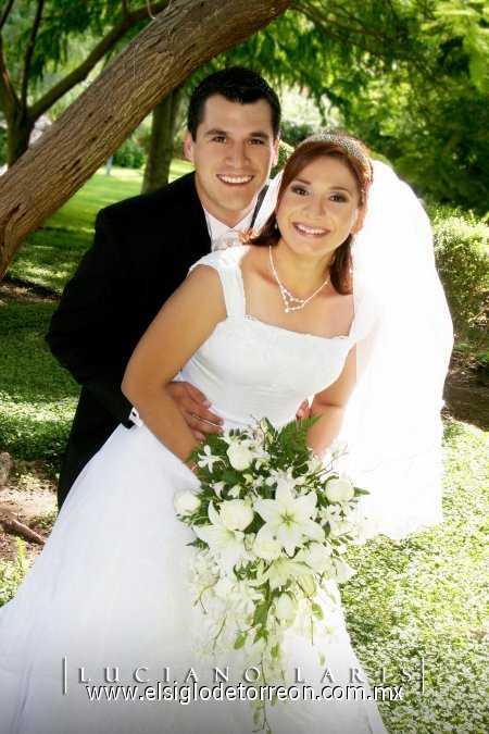 Sr. Héctor M. García Olvera y Srita. Karla Ivette Núñez Espinoza recibieron la bendición nupcial en la parroquia de La Inmaculada Concepción, el viernes 20 de julio de 2007. 

Estudio Luciano Laris.