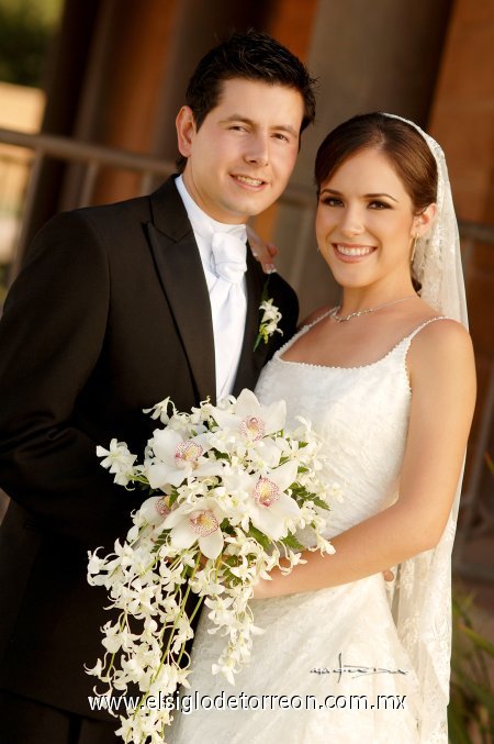 Sr. Jorge Arturo Rivera Chávez y Srita. Lorena Iturbide Torre recibieron la bendición nupcial en la parroquia de San Pedro Apóstol, el sábado 18 de agosto de 2007.

Estudio Carlos Maqueda.